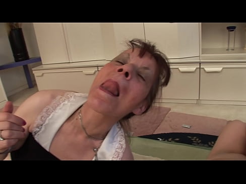 ❤️ Duo aviam et unum avum habent threesome Porn video  apud nos